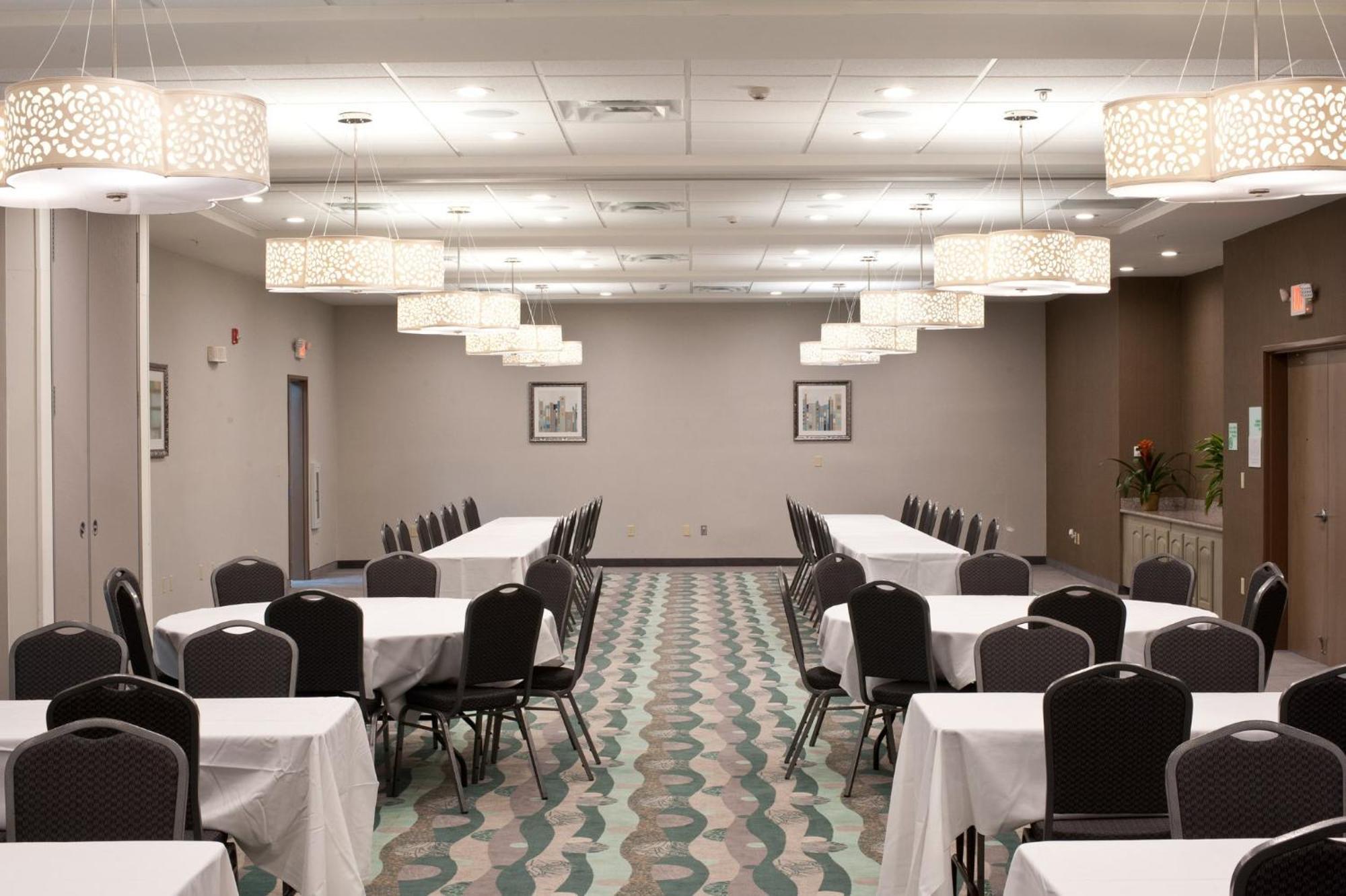 Holiday Inn Guin By Ihg Twin Exteriér fotografie